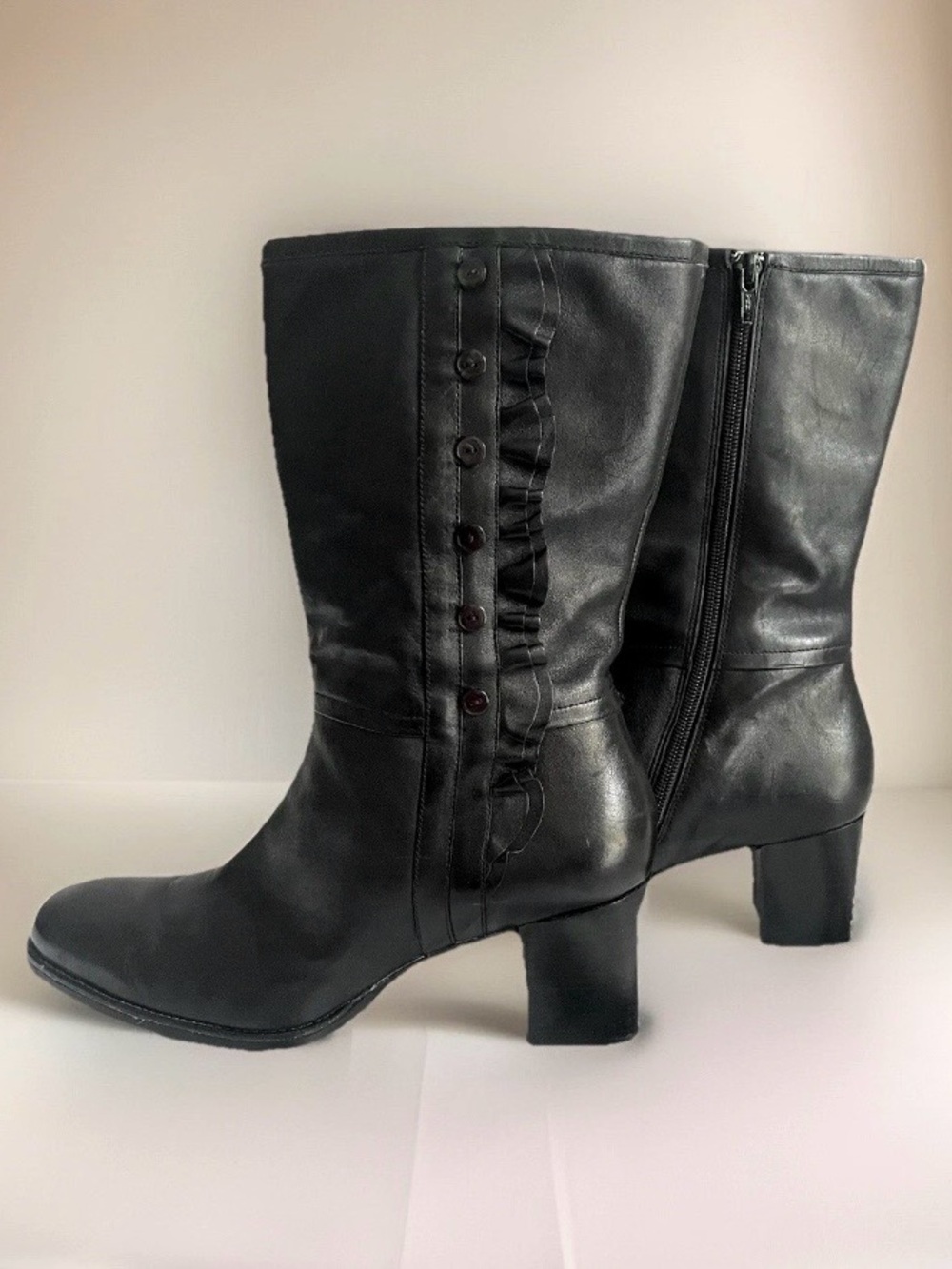 Clark’s Artisan Collection Mid Calf Boots 10M Black Ruffle Button Detail